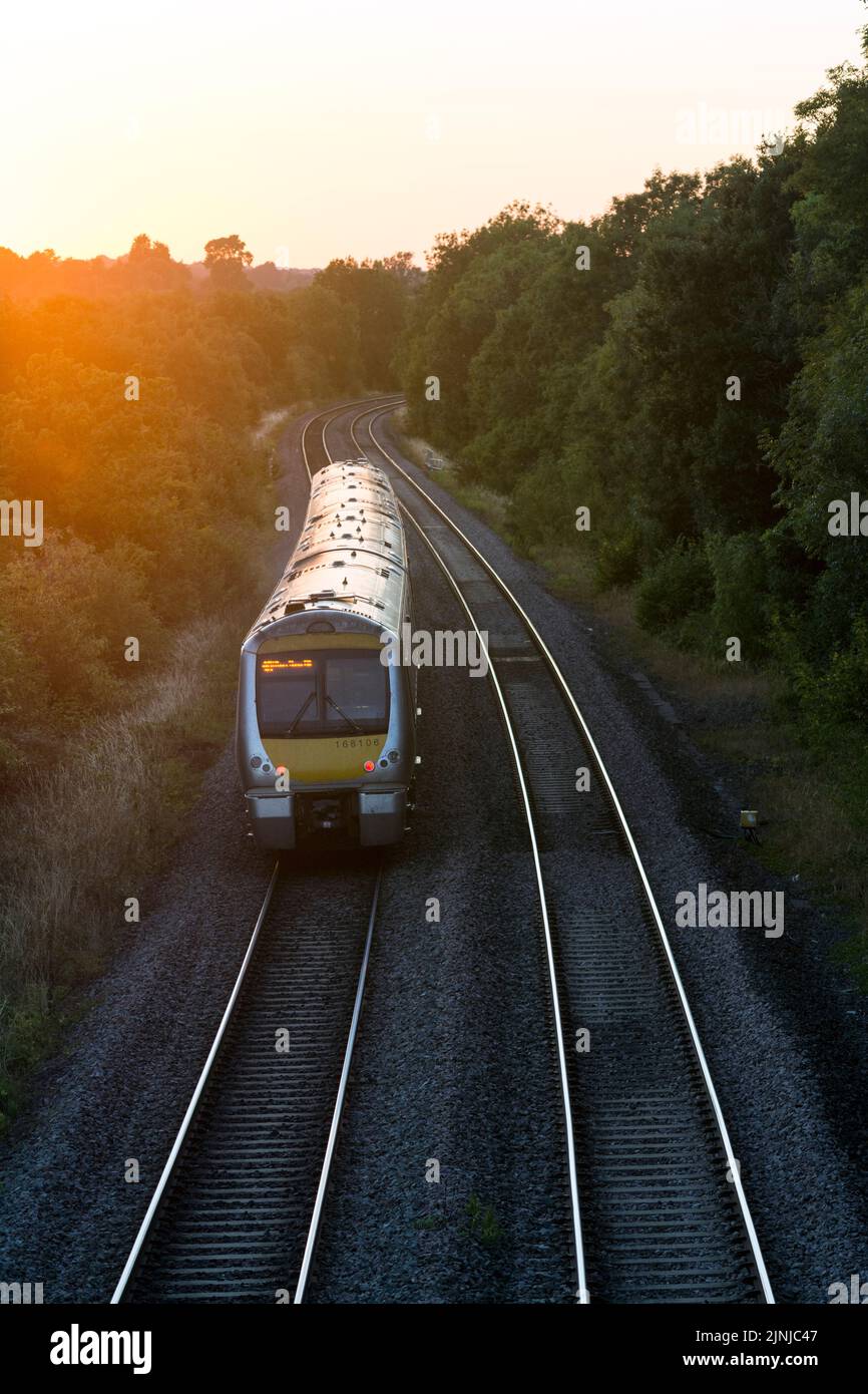 Tren diesel Chiltern Railways hacia el norte en una tarde de verano, Shrewley, Warwickshire, Reino Unido Foto de stock
