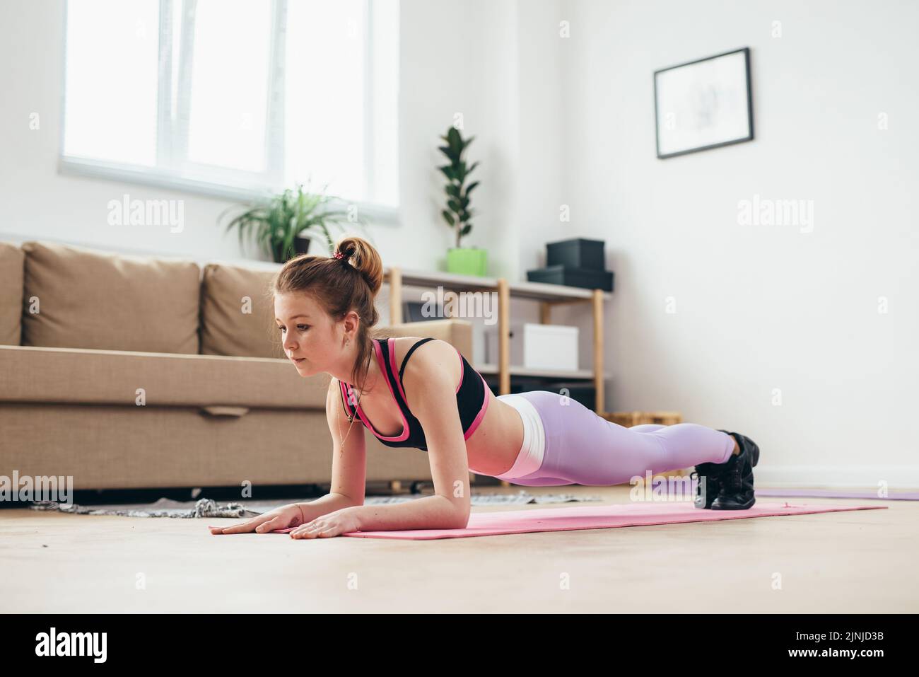 Ajuste niña haciendo ejercicio de plancha en casa Fotografía de stock -  Alamy