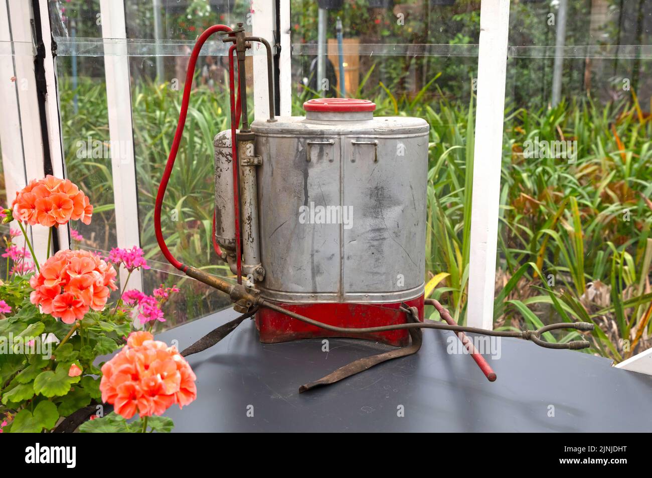 Mochila vintage pulverizador químico para agricultores, enfoque selectivo Foto de stock