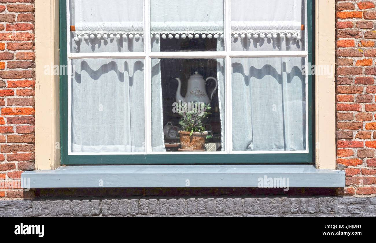 Ventana de acogedora casa con cortinas vintage, los Países Bajos del pasado Foto de stock