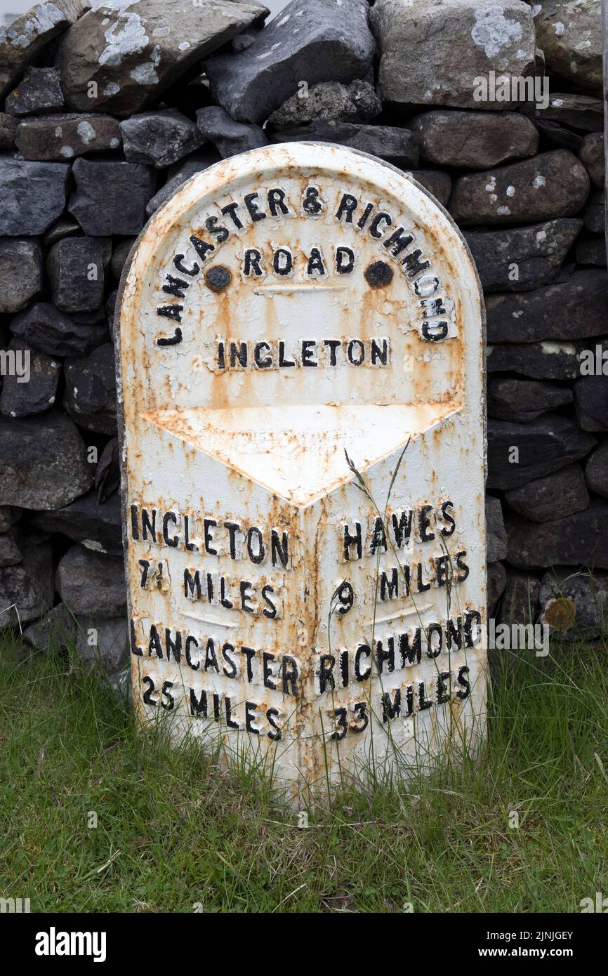 Un antiguo Milepost al borde de la carretera en Ingleton Parish, (B6255 road) Gearstones, Ribblehead, Yorkshire Dales National Park, Reino Unido Foto de stock