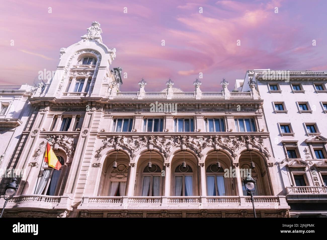 Arquitectura exterior del Casino de Madrid. Vista de ángulo bajo de la fachada. En 1993, fue declarada Propiedad Española de Interés Cultural Foto de stock