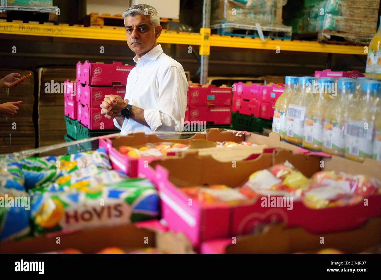 El alcalde de Londres, Sadiq Khan, durante una visita al centro de almacenes Newham Food Alliance en North Woolwich. El centro, que es dirigido por el consejo Newham, recoge los alimentos y luego los entrega a los bancos de alimentos en todo el municipio.Fecha de la foto: Viernes 12 de agosto de 2022. Foto de stock