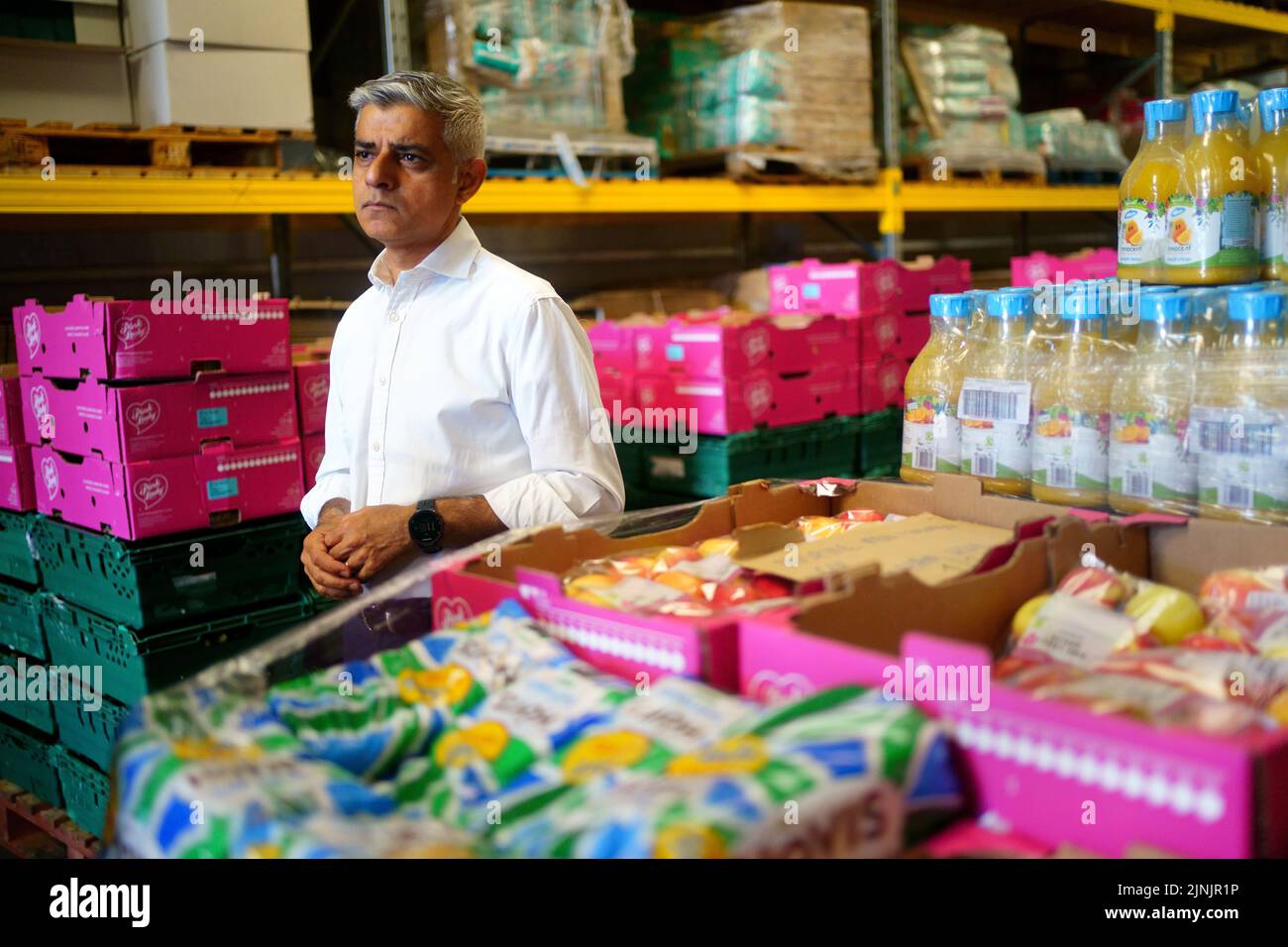 El alcalde de Londres, Sadiq Khan, durante una visita al centro de almacenes Newham Food Alliance en North Woolwich. El centro, que es dirigido por el consejo Newham, recoge los alimentos y luego los entrega a los bancos de alimentos en todo el municipio.Fecha de la foto: Viernes 12 de agosto de 2022. Foto de stock