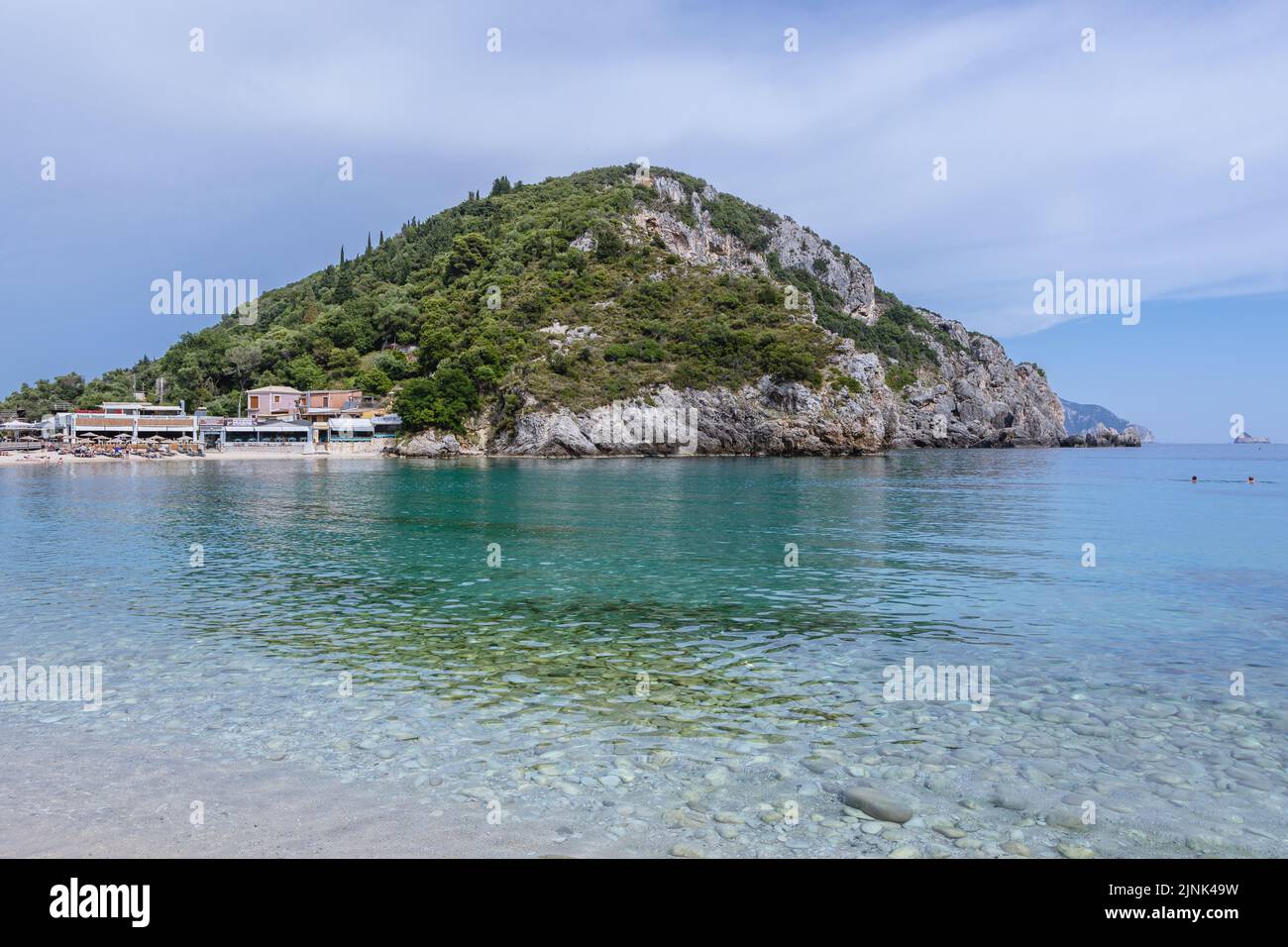 Vista desde la playa de Agios Spyridona, la playa más grande de Palaiokastritsa famosa ciudad turística en la isla griega de Corfú Foto de stock