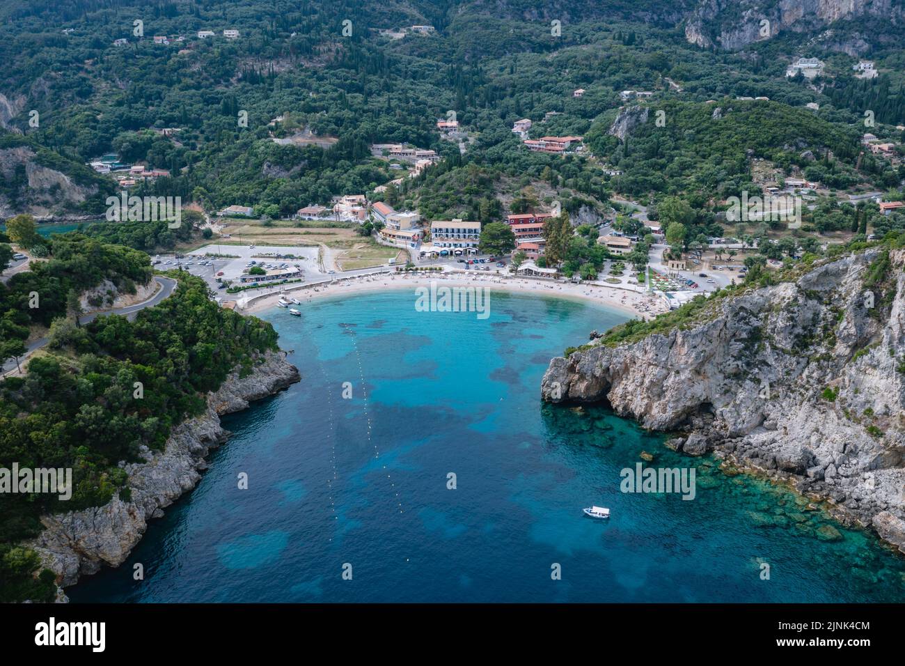 Vista drone de Palaiokastritsa famoso pueblo turístico con la playa de Agios Spyridonas en la isla griega de Corfú Foto de stock