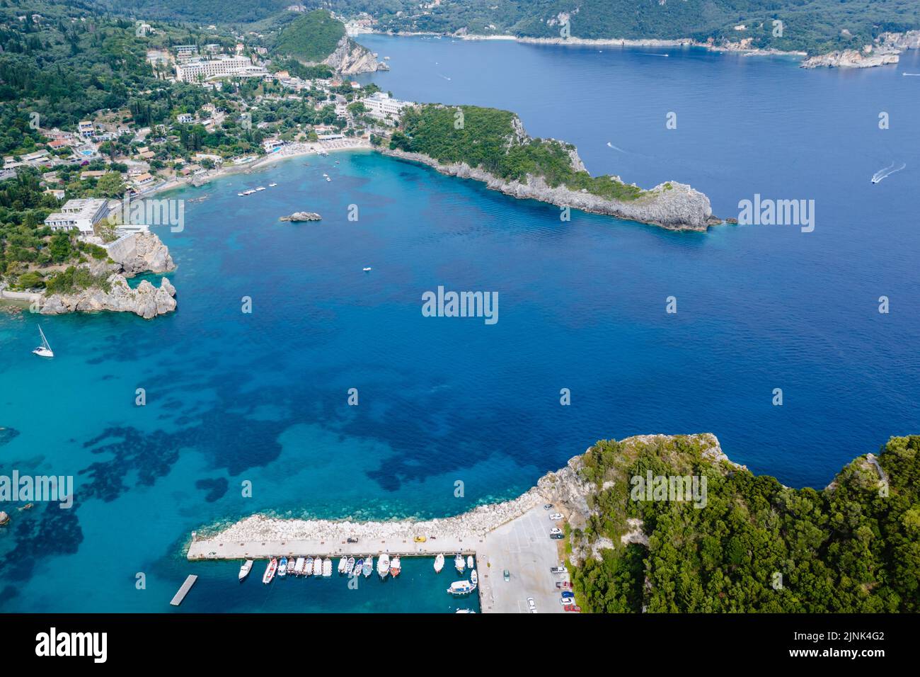 Bahía en Palaiokastritsa famosa ciudad turística en la isla griega de Corfú Foto de stock