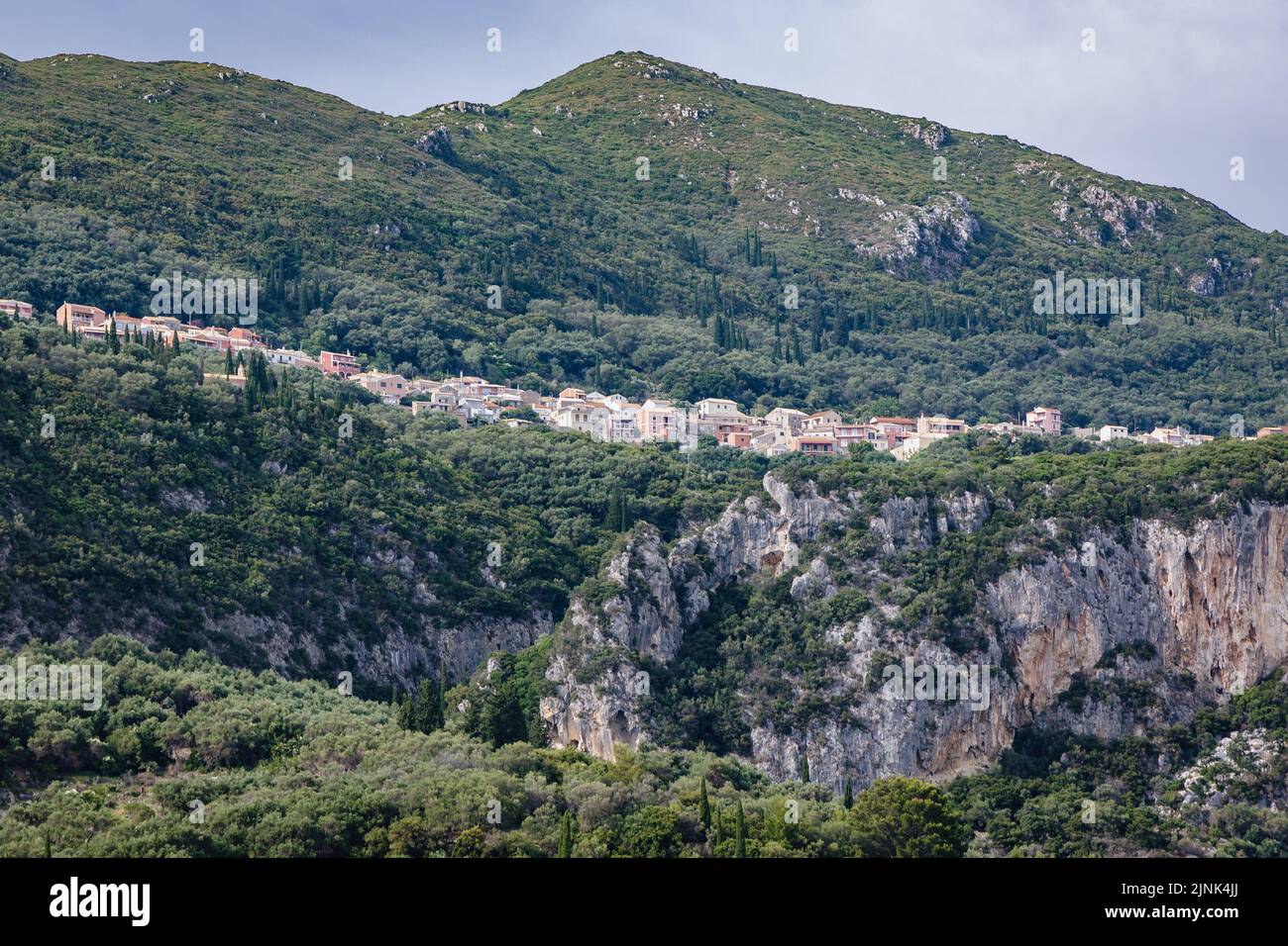 Lakones pueblo visto desde Palaiokastritsa famosa ciudad turística en la isla griega de Corfú Foto de stock