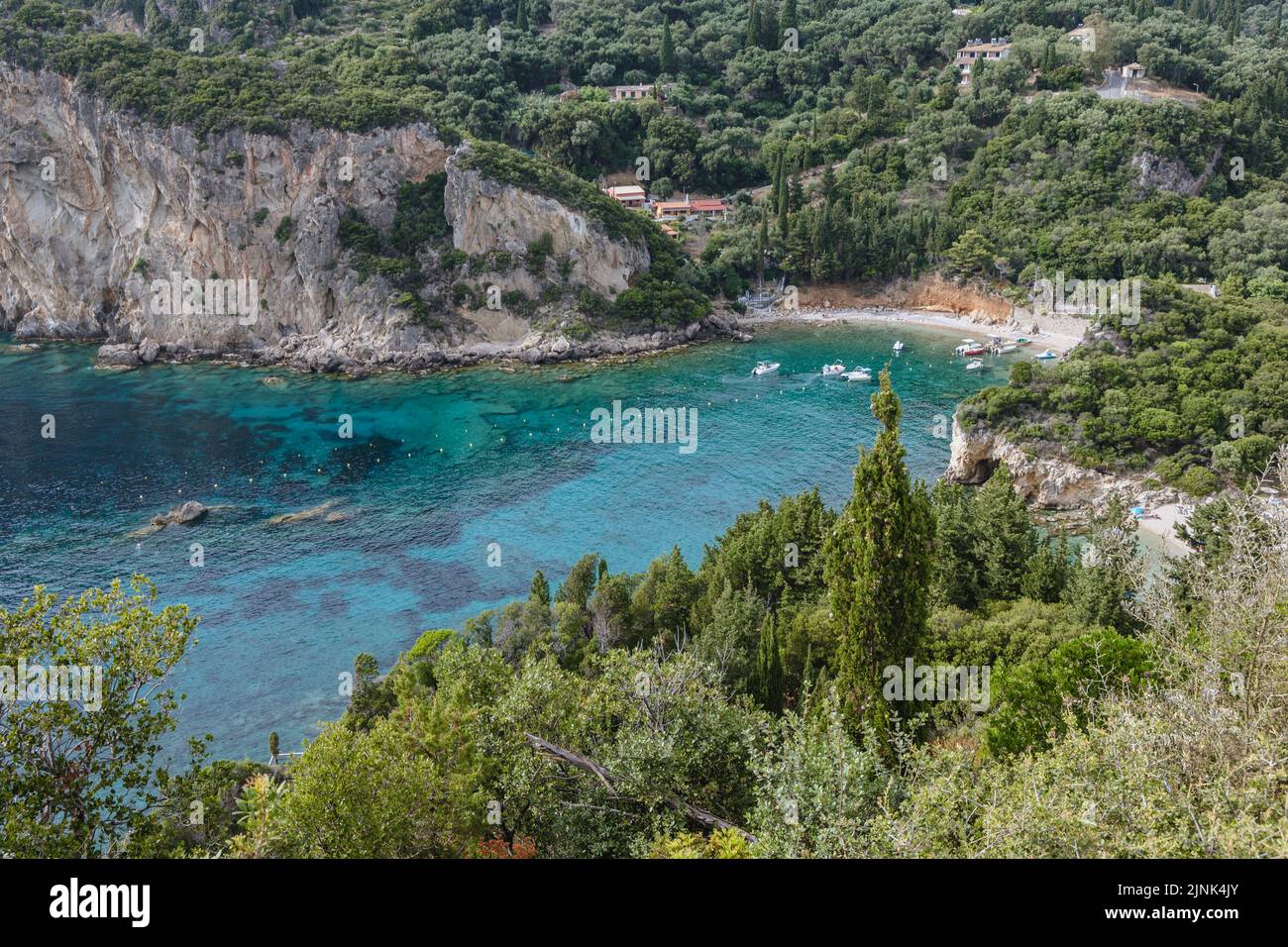 Vista con la playa Ampelaki en Palaiokastritsa famosa ciudad turística en la isla griega de Corfú Foto de stock