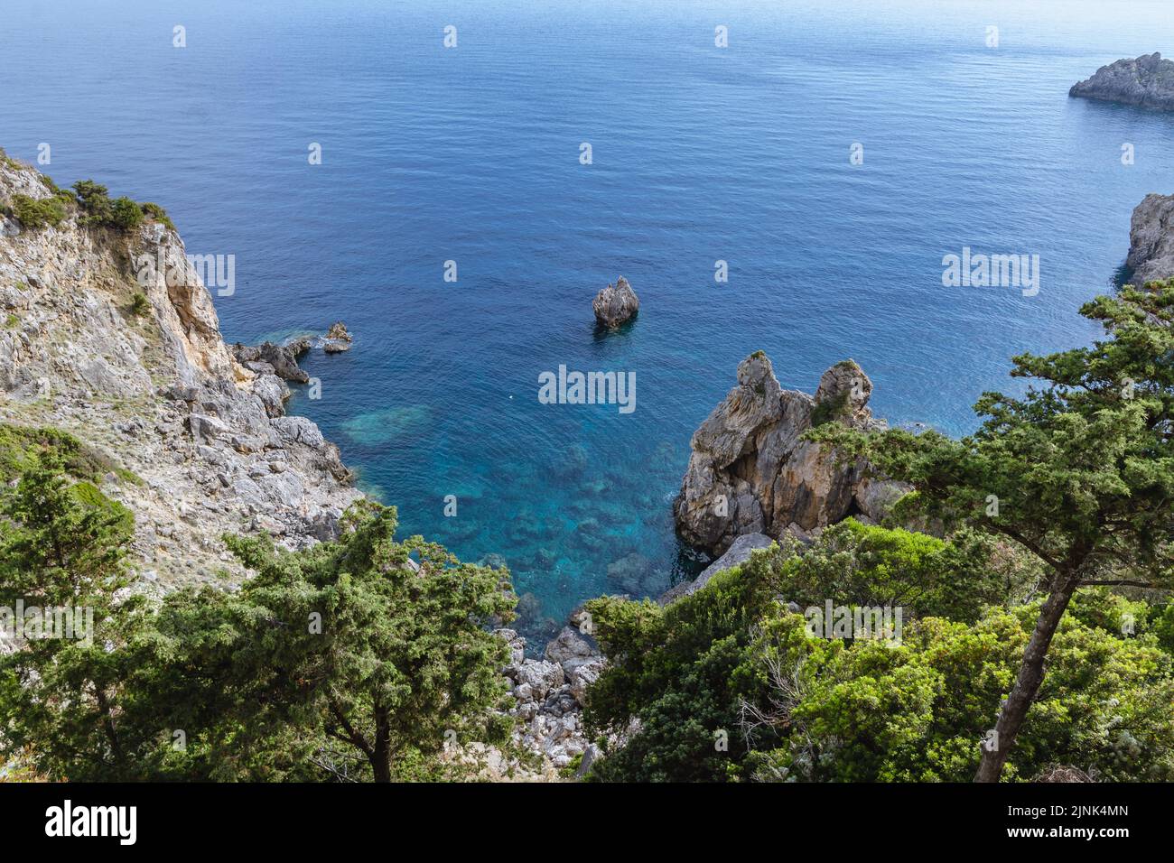 Colinas rocosas en Palaiokastritsa famosa ciudad turística en la isla griega de Corfú Foto de stock