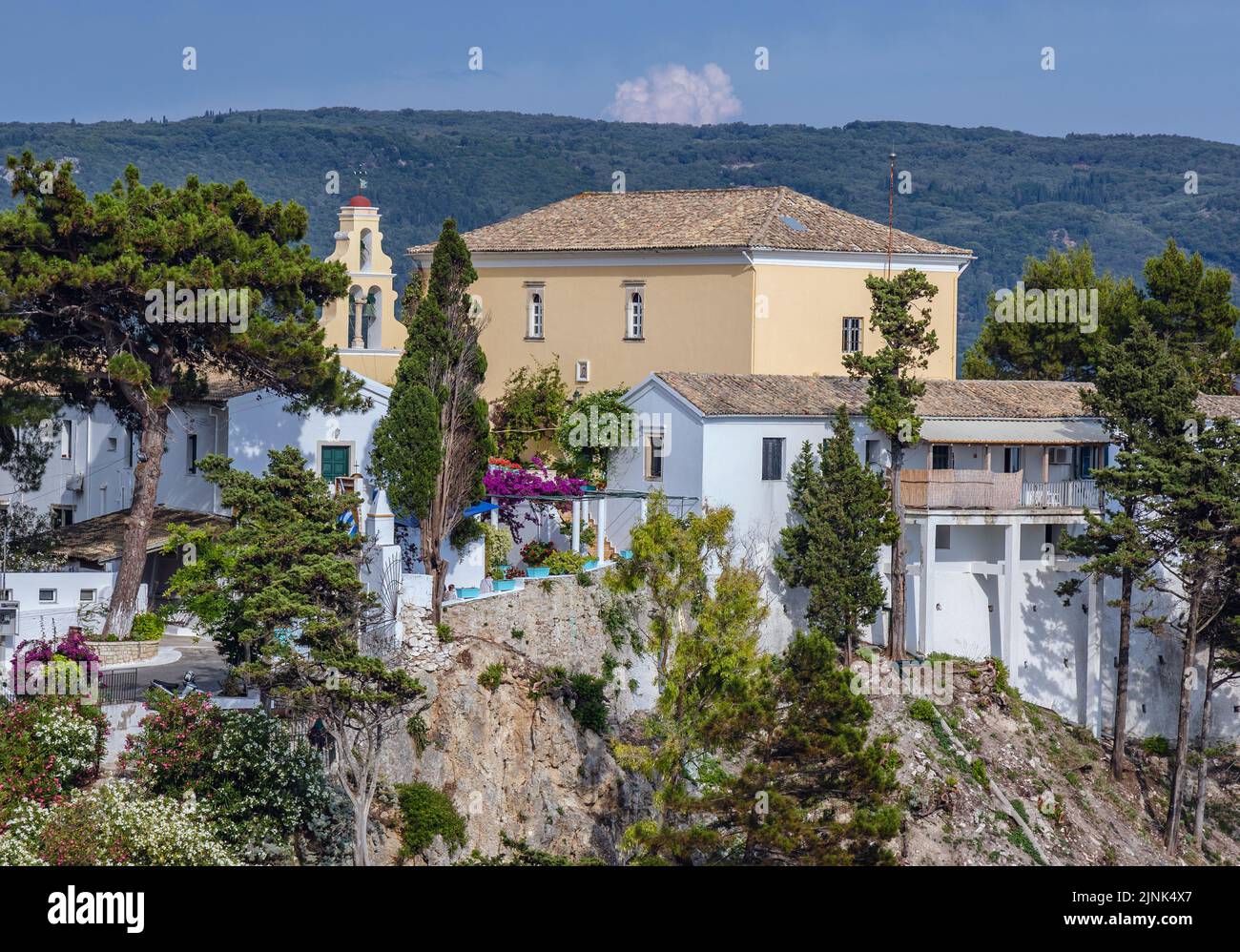 Monasterio en Palaiokastritsa famosa ciudad turística en la isla griega de Corfú Foto de stock