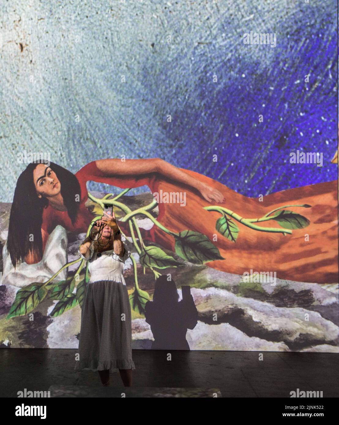 Londres Reino Unido 12 de agosto de 2021 Frida Kahlo y Diego Rivera, dos de los pintores más grandes de la historia de México. Su obra captura belleza, amor y emociones profundas, y se puede ver sus pinturas cobran vida en el deslumbrante arte. Dock X en Canada Water hasta finales de octubre de 2022.,Paul Quezada-Neiman/Alamy Live News Foto de stock