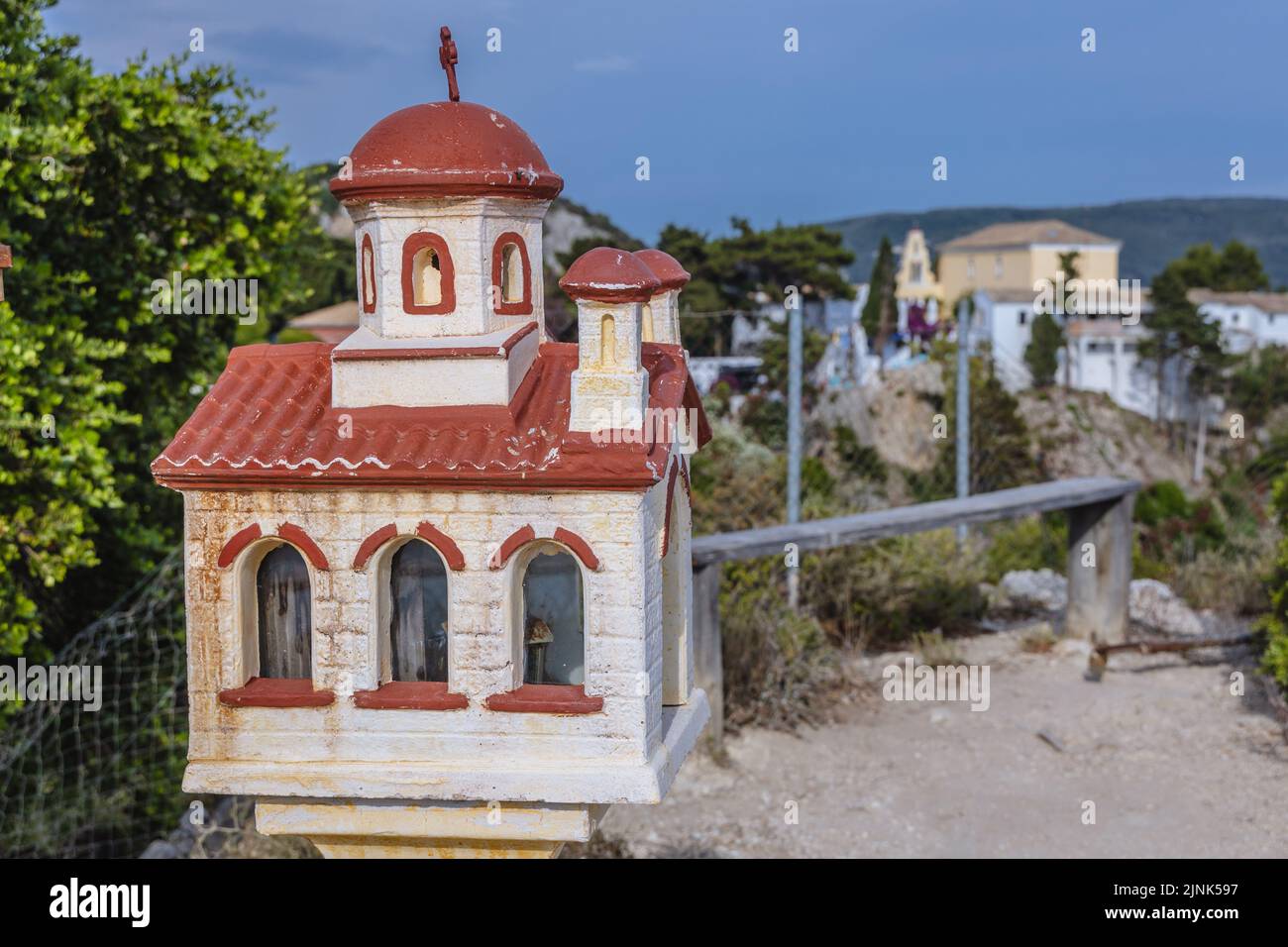 Pequeño santuario en un punto de vista cerca del monasterio en Palaiokastritsa famosa ciudad turística en la isla griega de Corfú Foto de stock