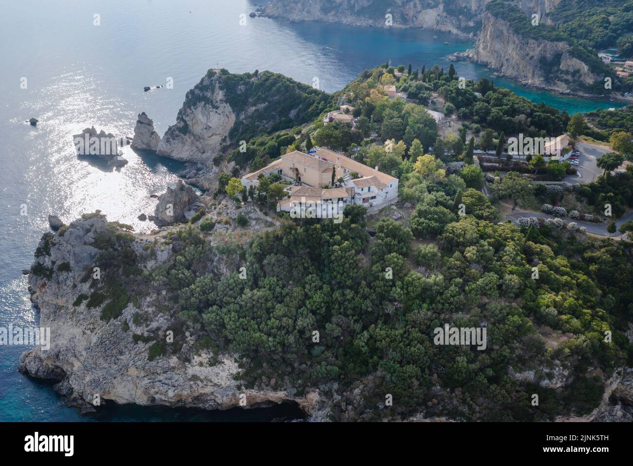 Vista aérea con el monasterio en Palaiokastritsa famosa ciudad turística en la isla griega de Corfú Foto de stock