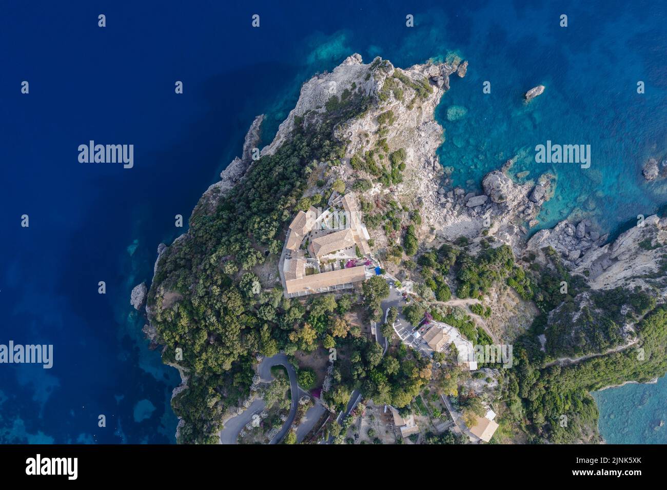 Foto de la península con un drone Monasterio en Palaiokastritsa famosa ciudad turística en la isla griega de Corfú Foto de stock
