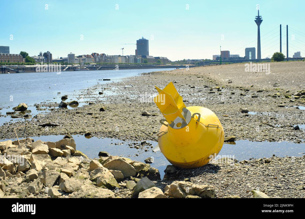 Baja corriente de calibre del río rin en la ciudad de Düsseldorf, alemania. Escasez de agua, sequía, cambio climático, calentamiento global, concepto de desastre de transporte marítimo. Foto de stock