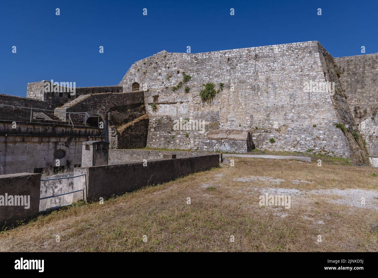 Antigua fortaleza veneciana en la ciudad de Corfú en una isla griega de Corfú Foto de stock