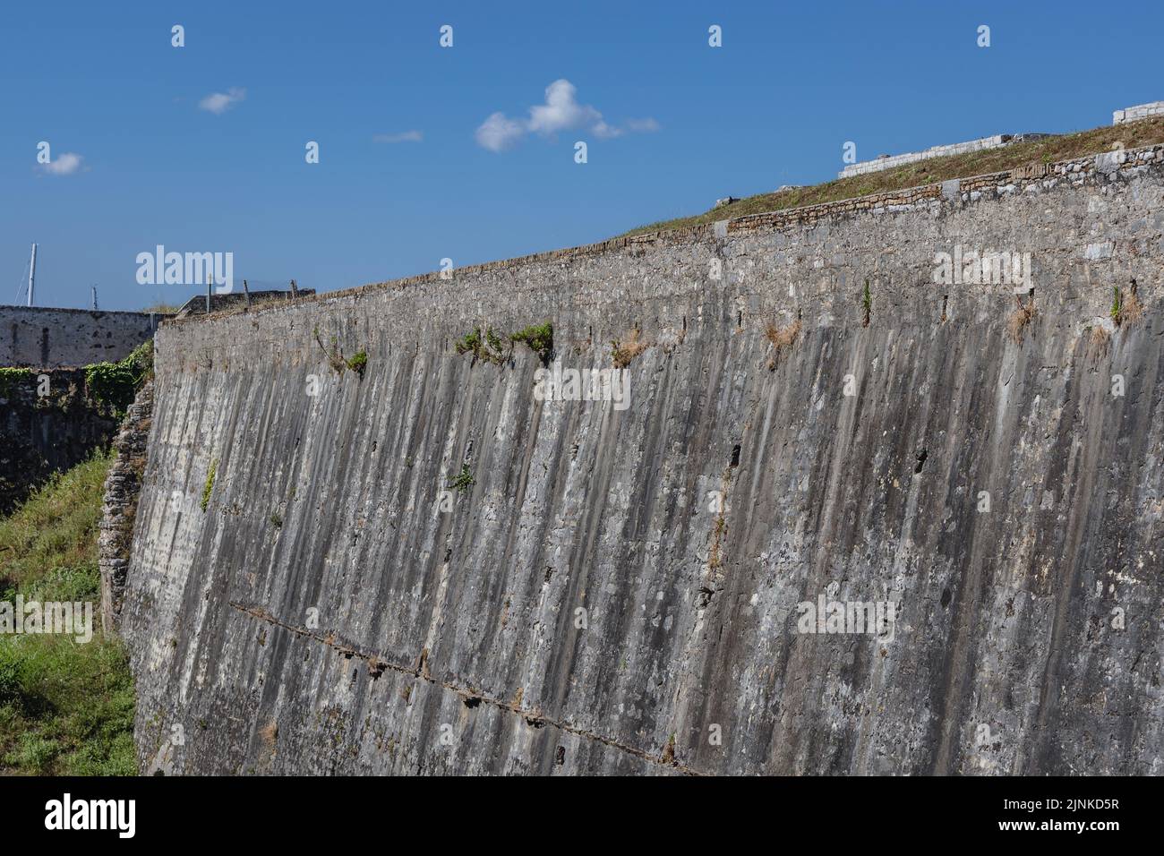 Murallas de la antigua fortaleza veneciana en la ciudad de Corfú, en una isla griega de Corfú Foto de stock