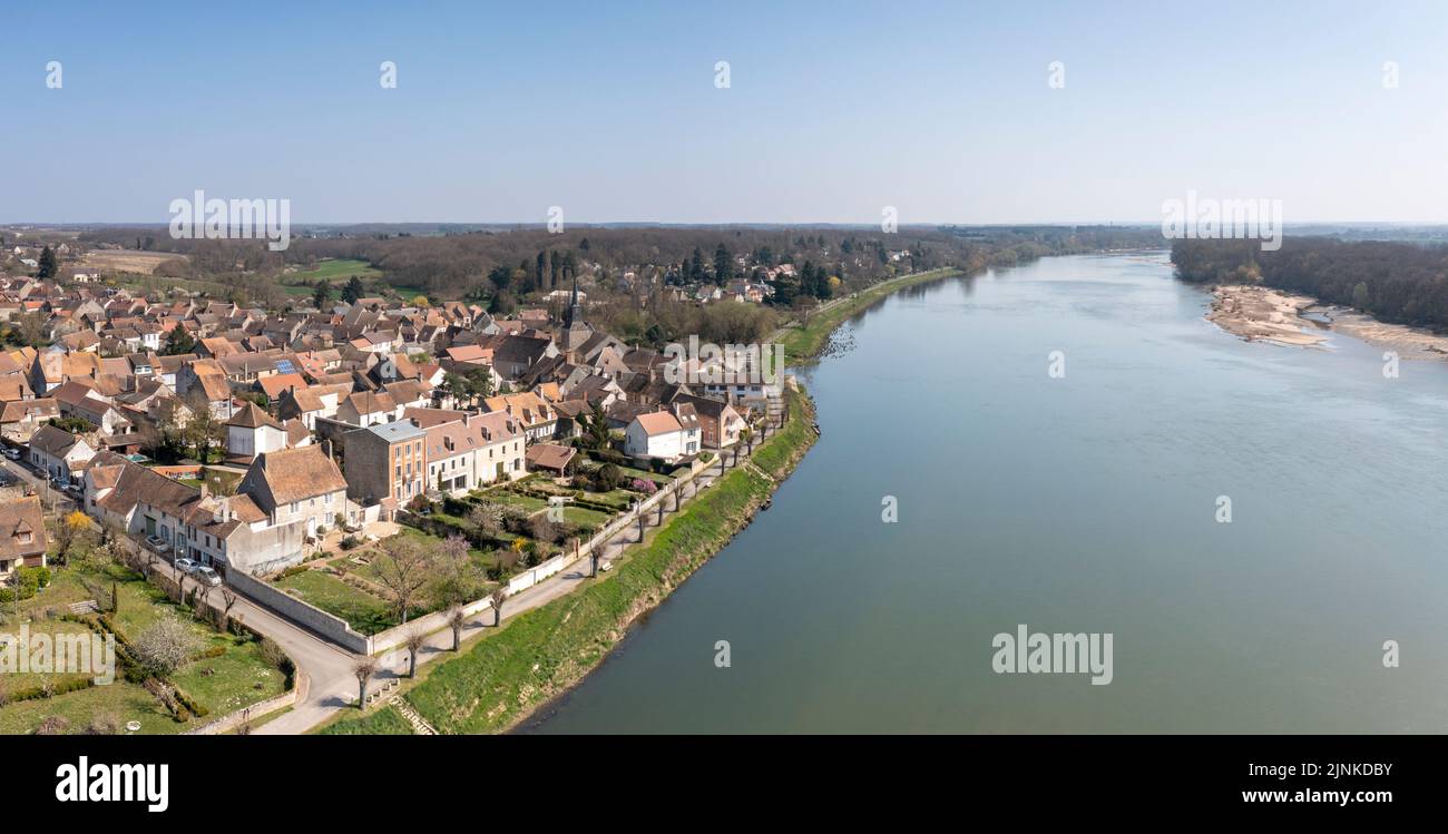 Francia, Loiret, Ousson sur Loire, pueblo y río Loira (vista aérea) // Francia, Loiret, Ousson-sur-Loire, le village et la Loire (vue aériene) Foto de stock