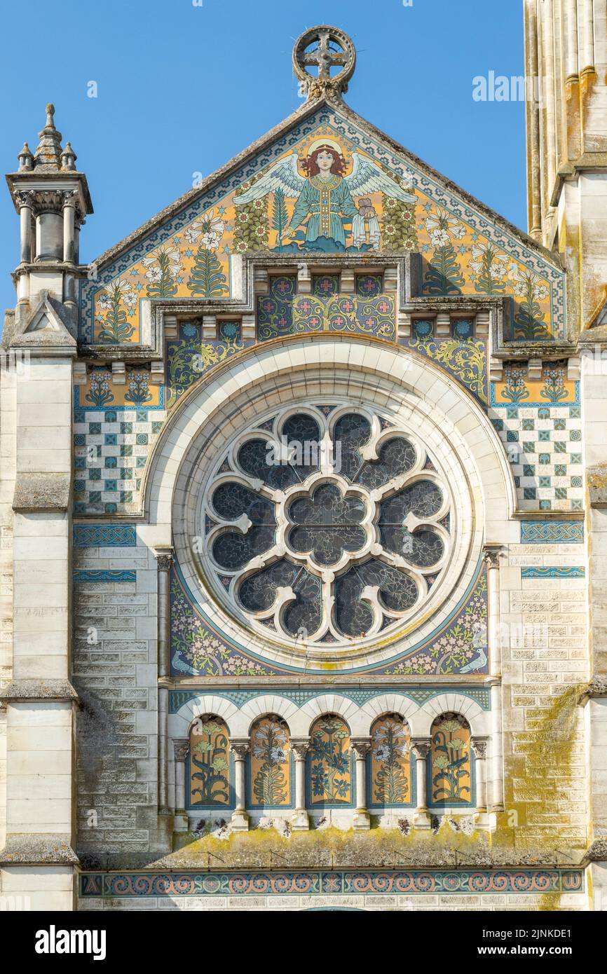 Francia, Loiret, Briare, iglesia de Saint Etienne de estilo romano-bizantino, fachada decorada con esmaltes de Briare // Francia, Loiret (45), Briare, église Saint- Foto de stock