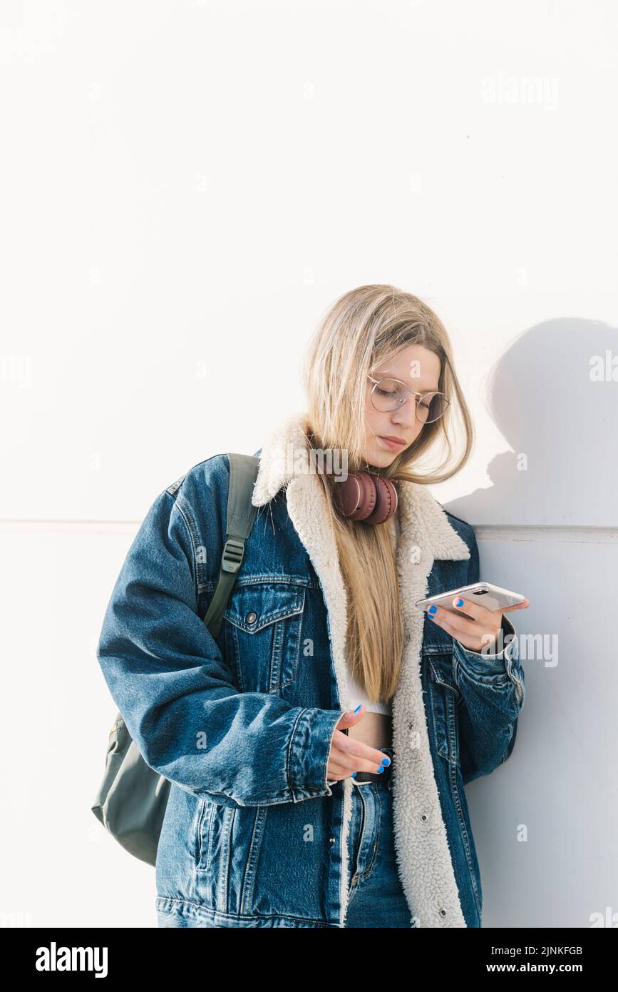 mujer joven, comunicación móvil, internet, niña, niñas, mujer, mujeres jóvenes, comunicaciones móviles, redes, web Foto de stock