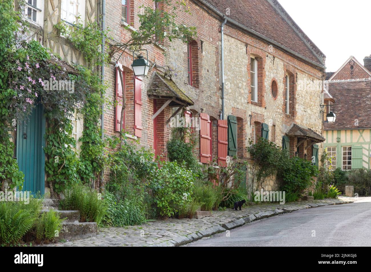 Francia, Oise, Picardie, Pays de Bray, Gerberoy, Etiquetado Les Plus Beaux Villages de France (los pueblos más bellos de Francia), calle florida // Foto de stock