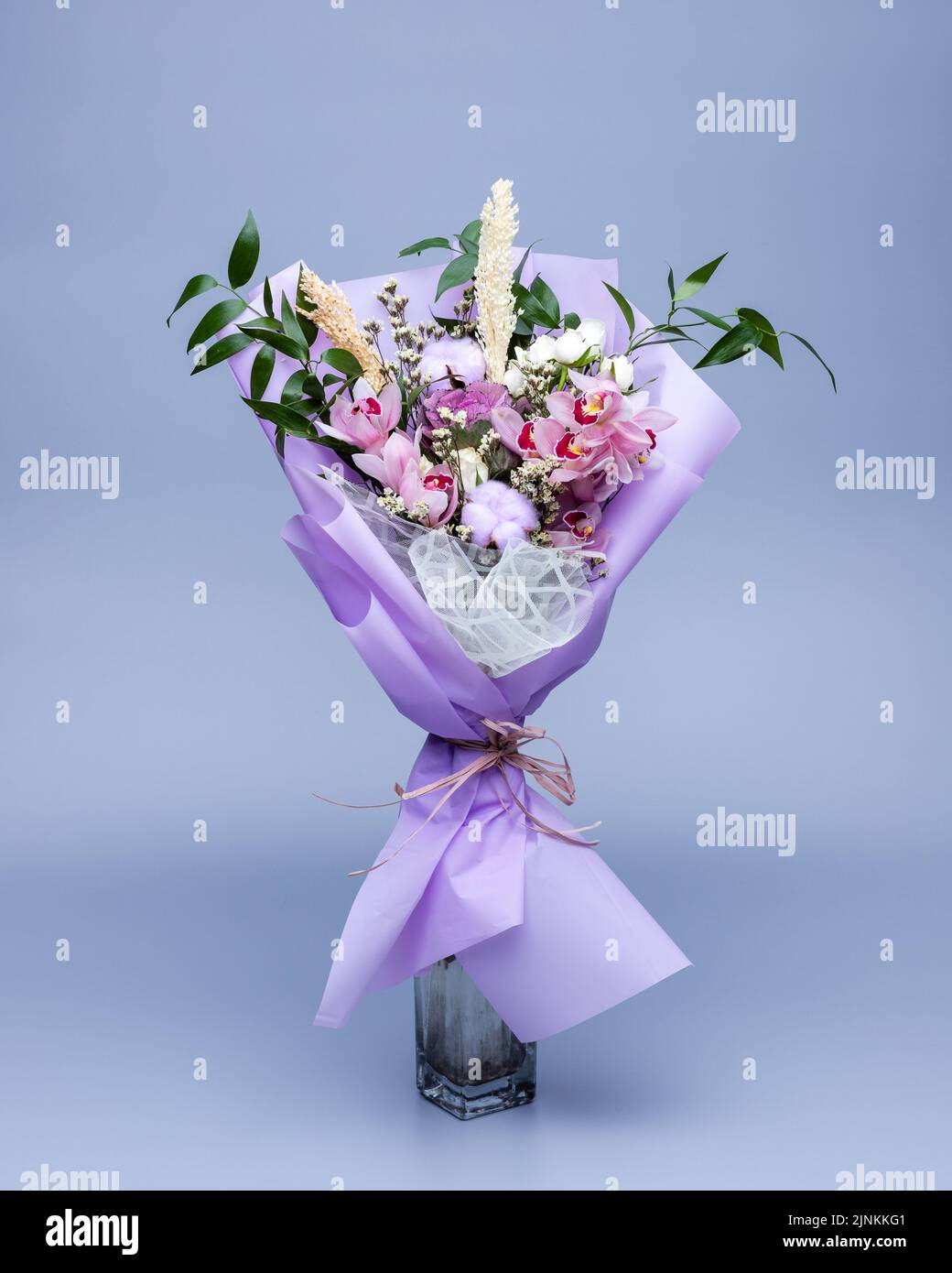 Flores de papel fotografías e imágenes de alta resolución - Alamy