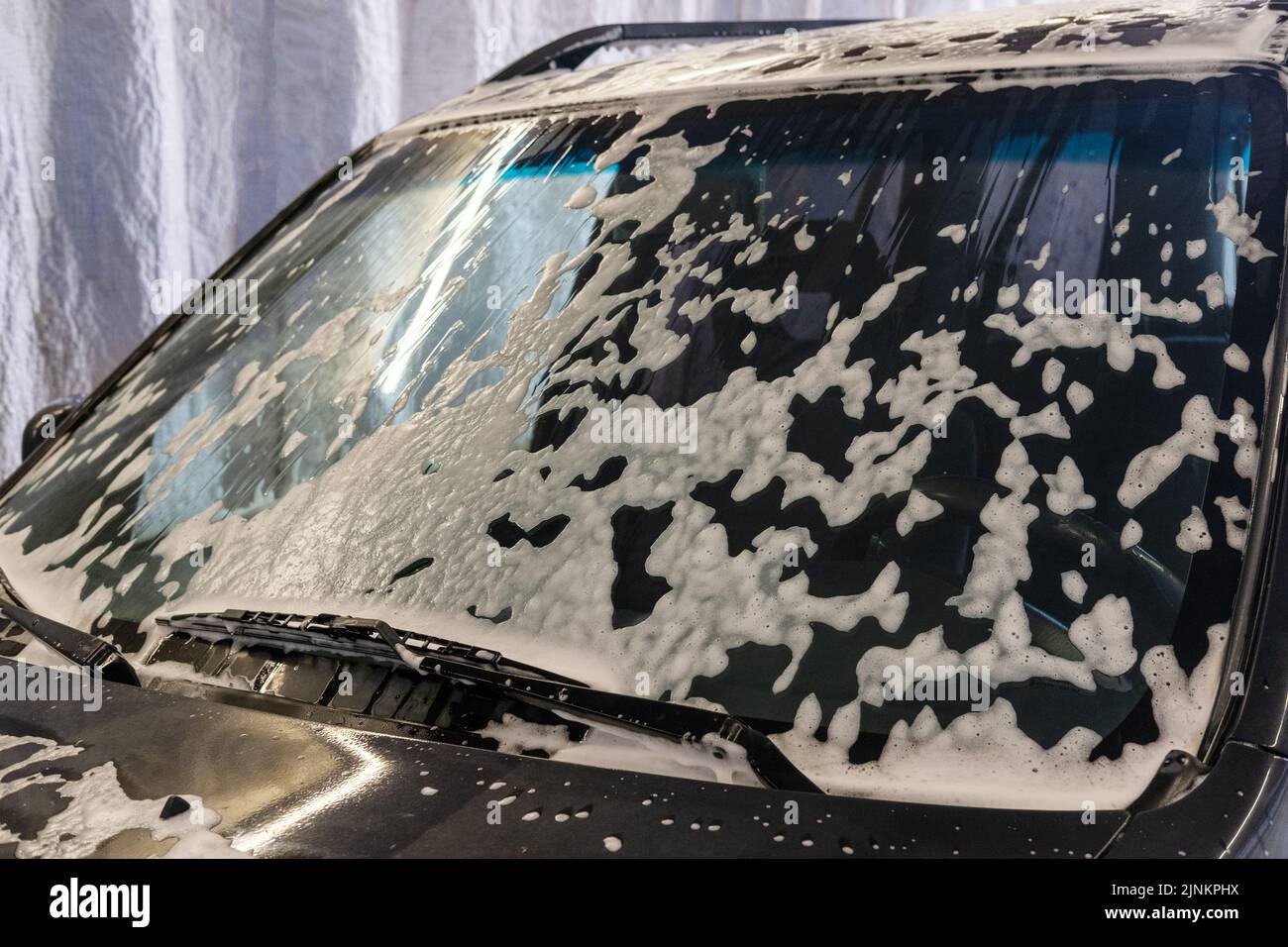 coche en espuma de nieve de jabón blanco en el centro de lavado de coches  al aire libre 7486071 Foto de stock en Vecteezy