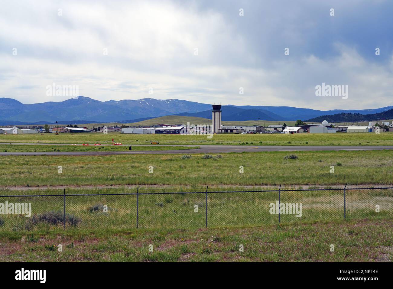 HELENA, MT -10 JUN 2021- Vista del Aeropuerto Regional de Helena (HLN), un aeropuerto regional público en Helena, la capital de Montana, Estados Unidos. Foto de stock