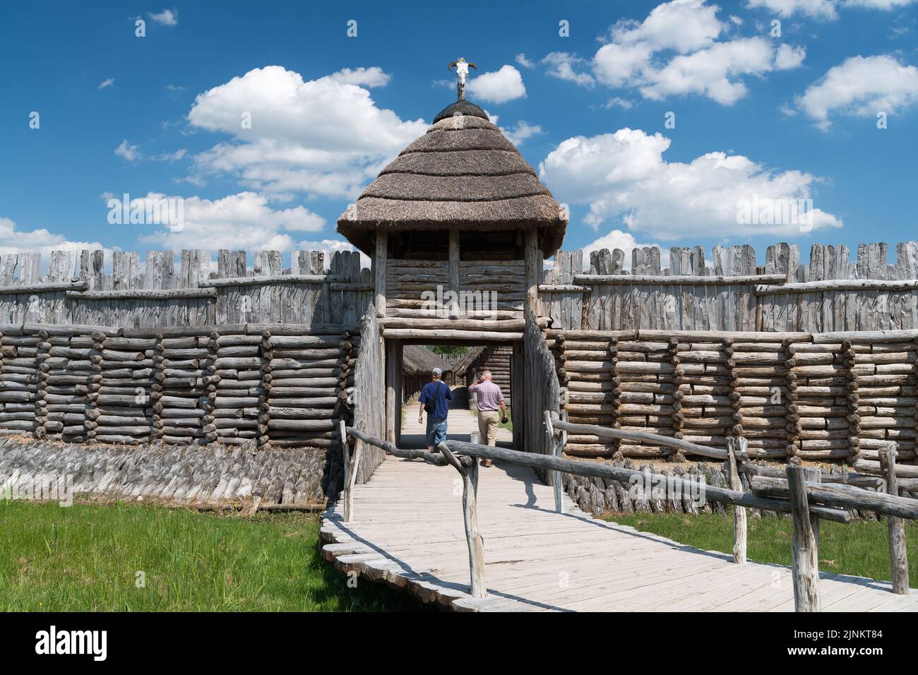 Sitio arqueológico y un museo al aire libre modelo de tamaño natural del asentamiento fortificado de la Edad de Hierro en Biskupin, Polonia © Wojciech Strozyk / Alamy Stock Photo Foto de stock