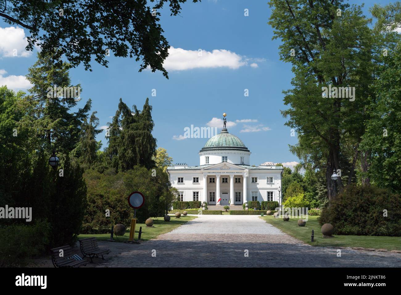 Palacio neoclásico de Stanislaw Zawadzki inspirado en Villa Capra La Rotonda en Vicenza, Italia, en el parque palaciego de paisaje inglés en Lubostron, Polonia Foto de stock