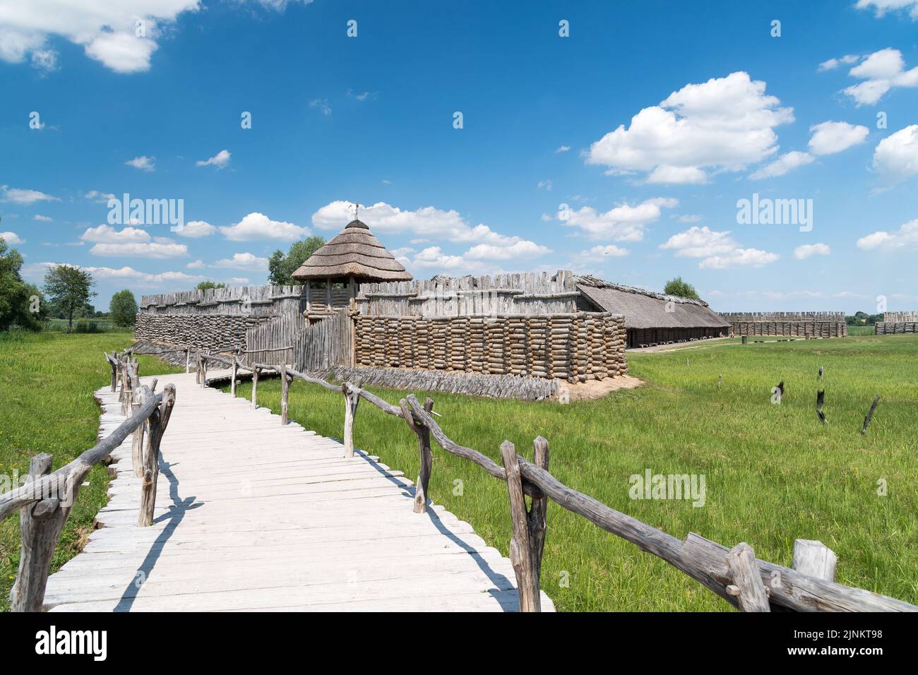 Sitio arqueológico y un museo al aire libre modelo de tamaño natural del asentamiento fortificado de la Edad de Hierro en Biskupin, Polonia © Wojciech Strozyk / Alamy Stock Photo Foto de stock