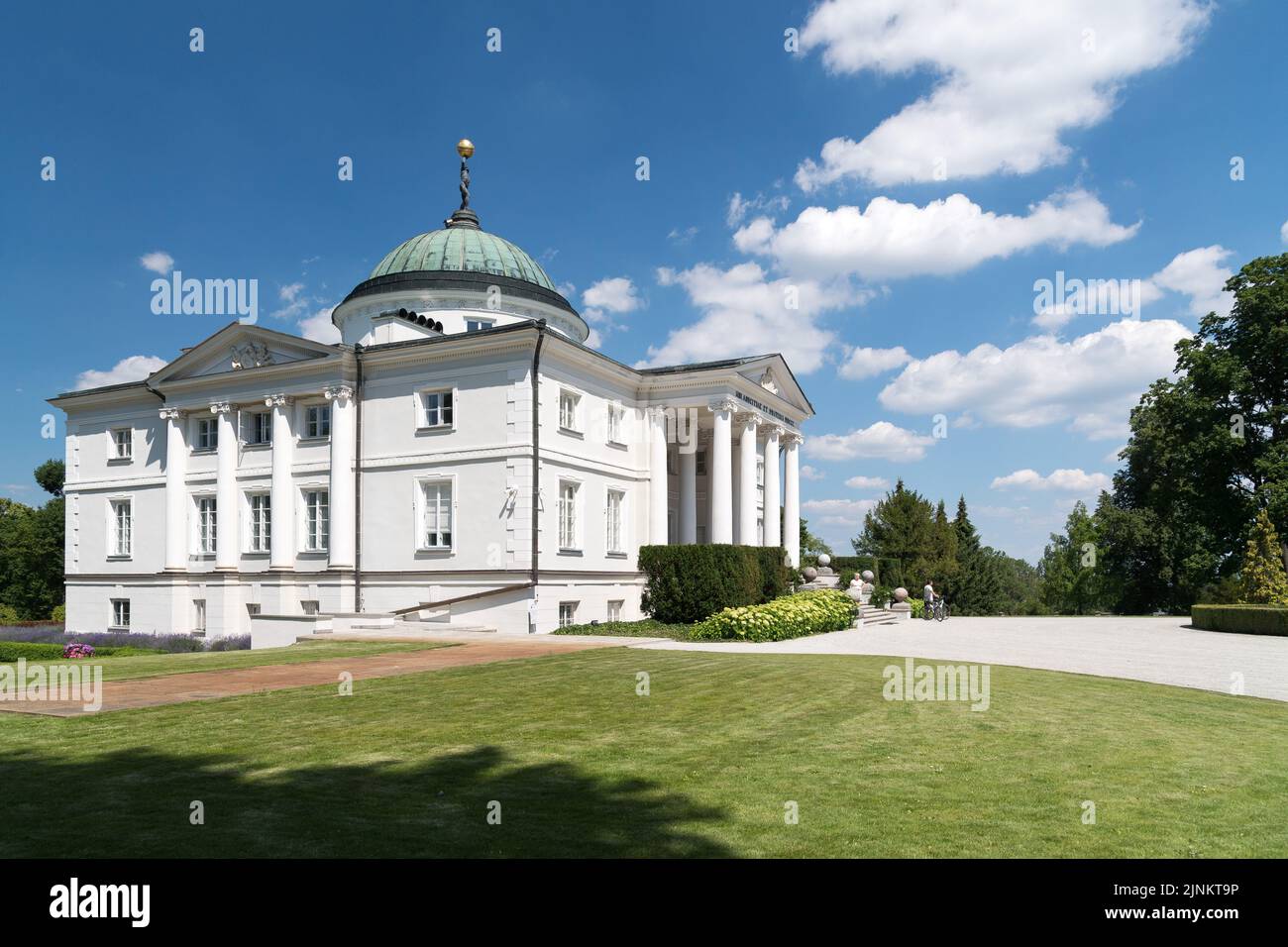 Palacio neoclásico de Stanislaw Zawadzki inspirado en Villa Capra La Rotonda en Vicenza, Italia, en el parque palaciego de paisaje inglés en Lubostron, Polonia Foto de stock