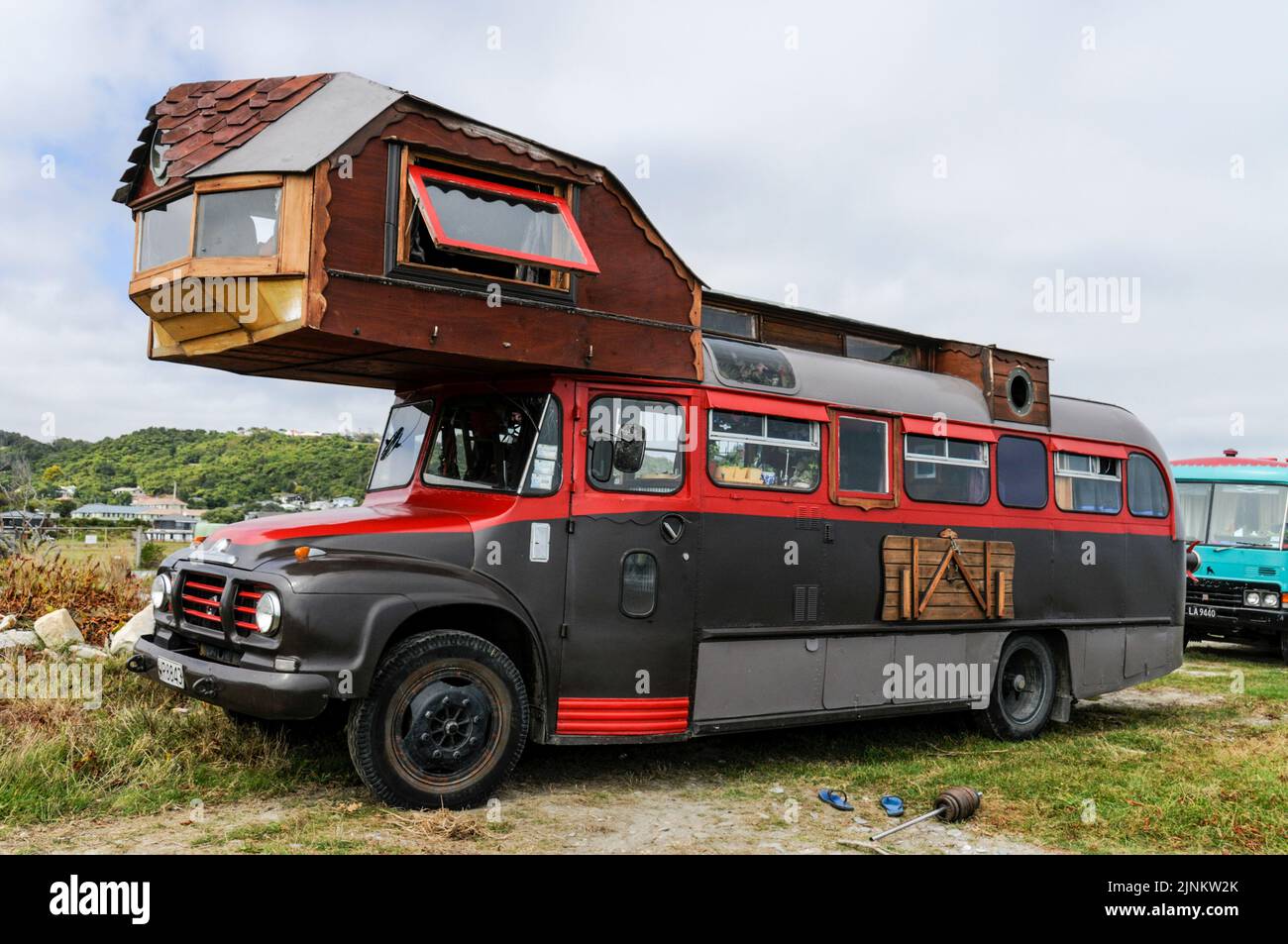 Un housetrucker vivido en la costumbre-construido autobús o camión estacionado en el espacio abierto en Greymouth en la costa oeste de la isla del sur en Nueva Zelanda Housetruckers wh Foto de stock