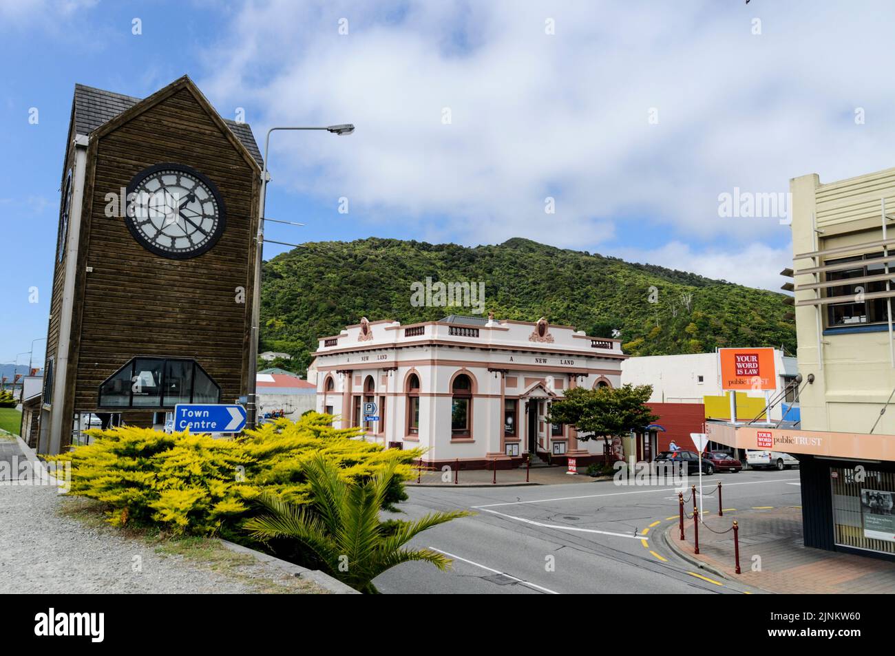 El reloj de la ciudad de Greymouth en el cruce de la calle Tainui y el Muelle de Mawlera en Greymouth en la costa oeste de la Isla del Sur en Nueva Zelanda Foto de stock