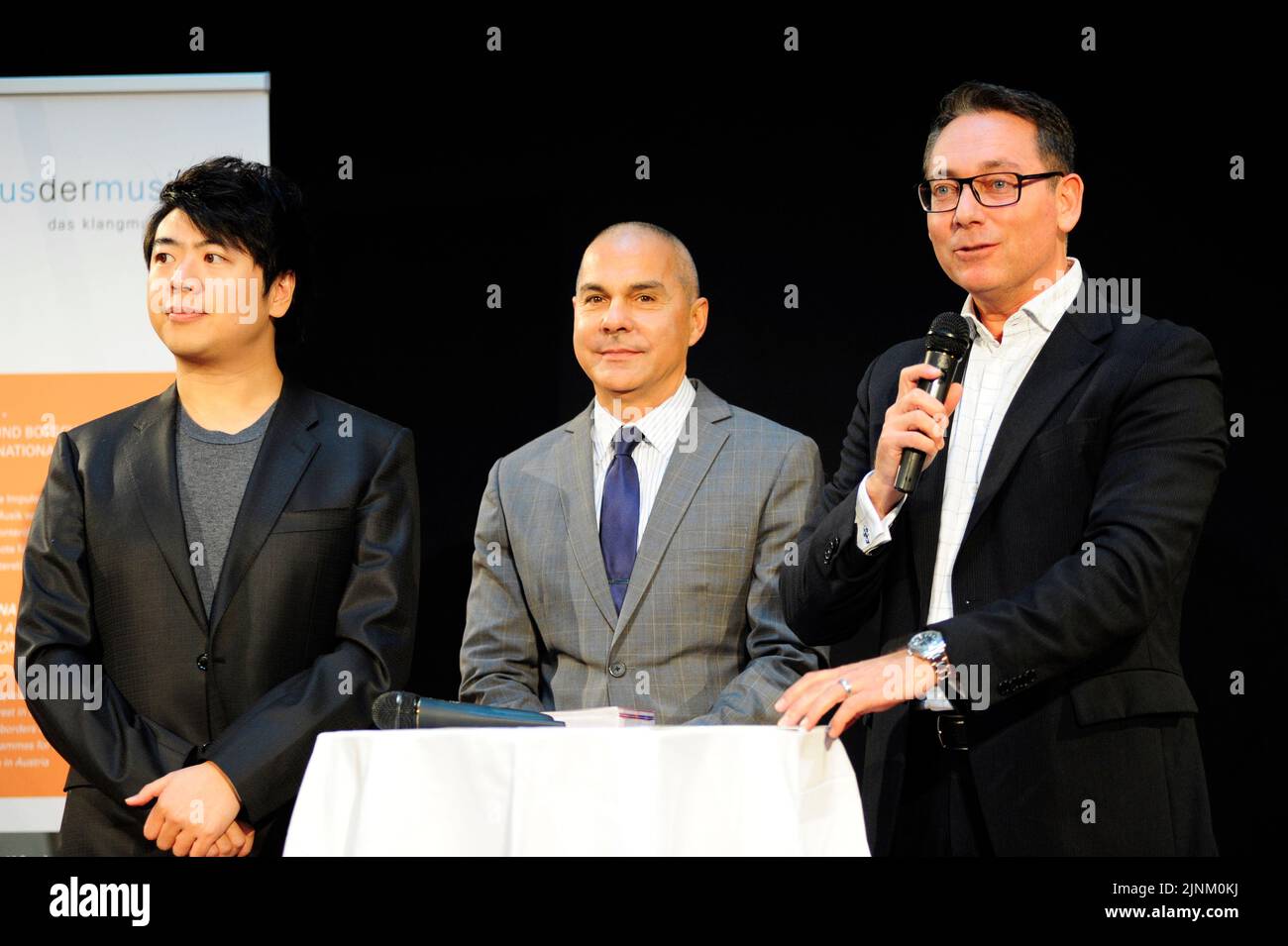 Viena, Austria, 19. Noviembre 2014. El pianista chino Lang Lang (A) y el director del museo Simon Posch (a la derecha) en la Casa de la Música Foto de stock