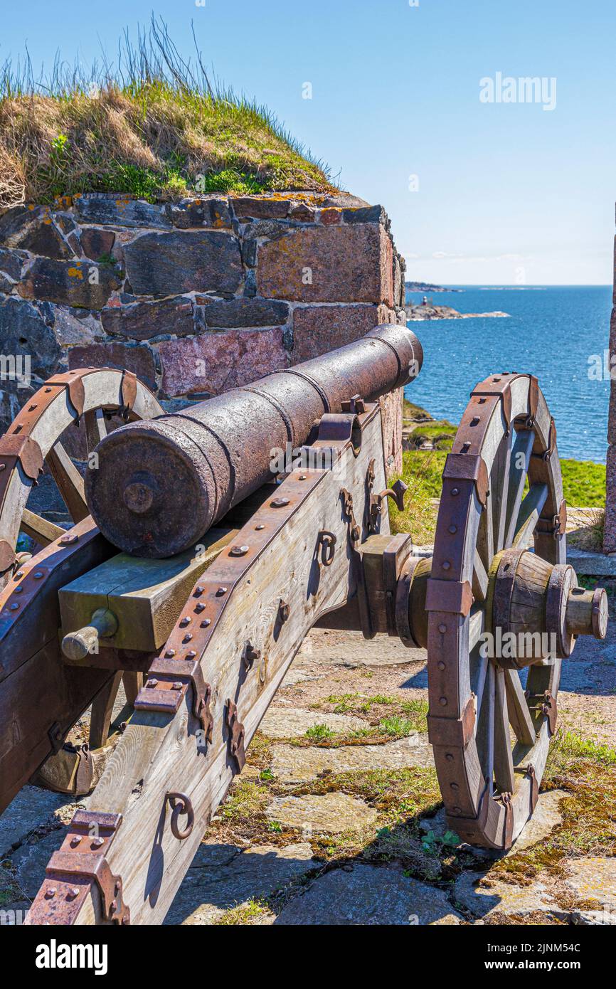 Una de las armas navales pesadas que defendían la fortaleza de Suomenlinna en Kustaanmiekka en la isla de Suomenlinna frente a Helsinki, Finlandia Foto de stock