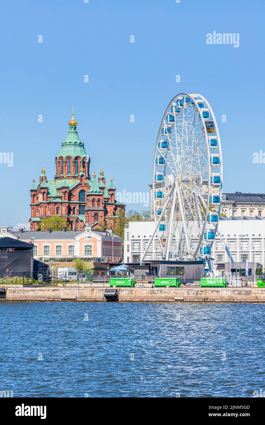 La Catedral de Uspenski y la Rueda del Cielo de Helsinki en Helsinki, Finlandia Foto de stock