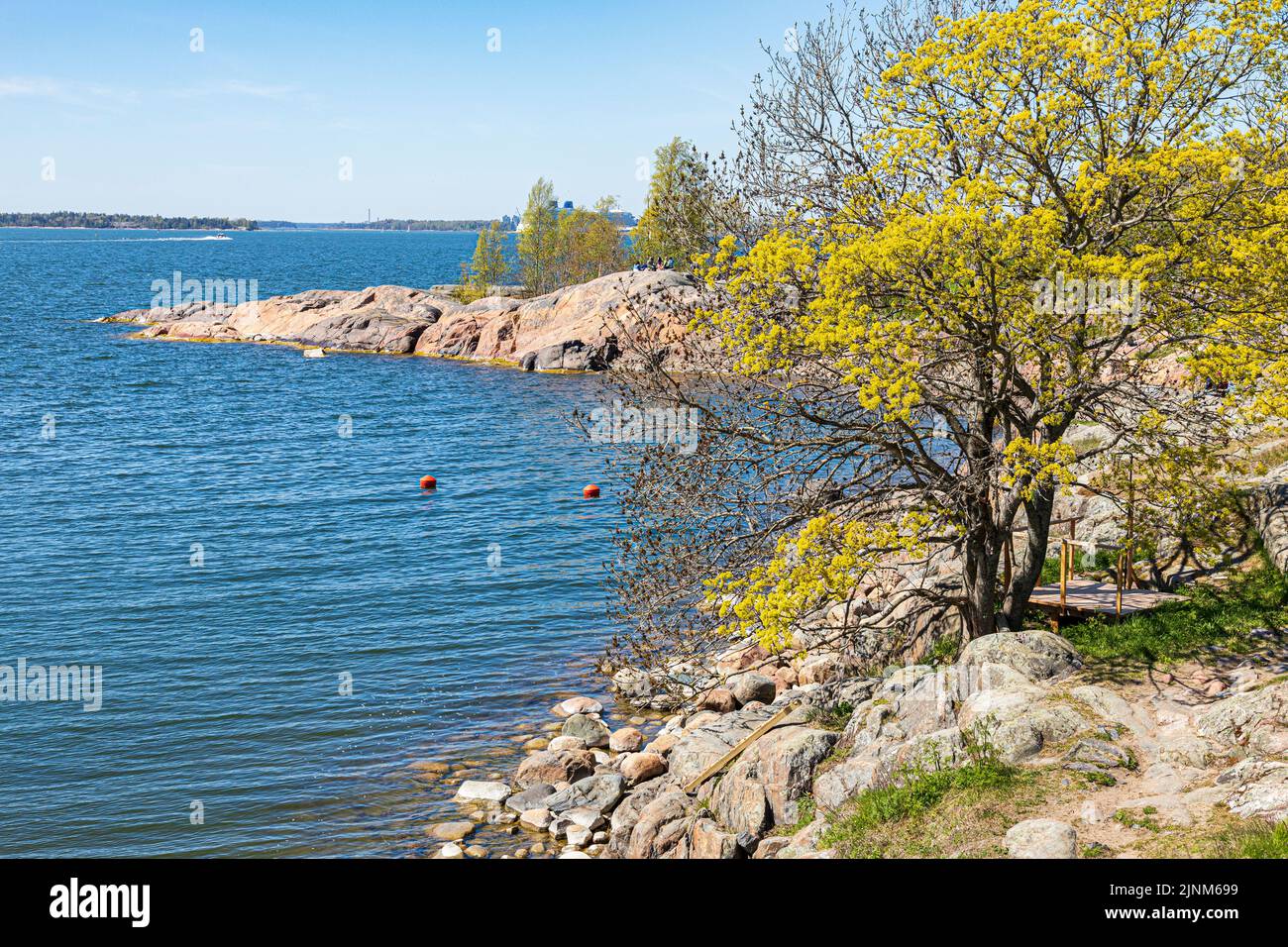 Una bahía tranquila en la costa oeste de la isla de Suomenlinna frente a Helsinki, Finlandia Foto de stock