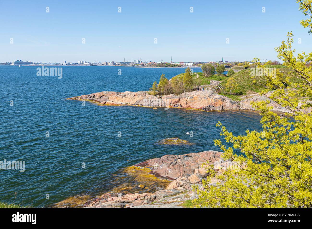 Una bahía tranquila en la costa oeste de la isla de Suomenlinna frente a Helsinki, Finlandia Foto de stock