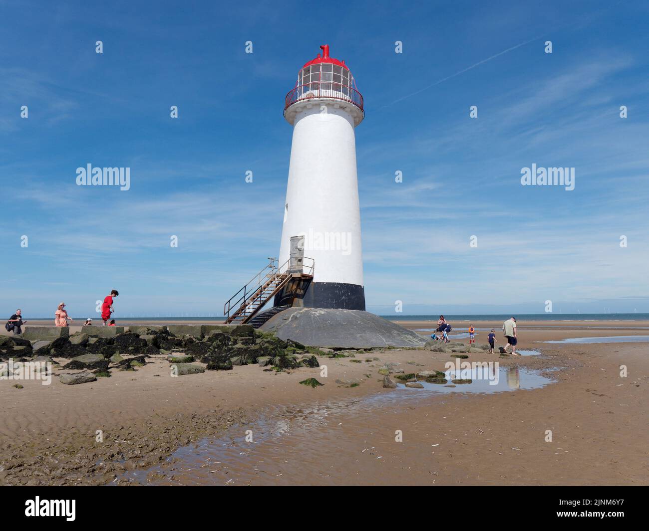 Talacre, Flintshire, Gales, Agosto 07 2022: Punto del Faro Ayr también conocido como Talacre Lighthouse, un edificio catalogado de grado II situado en la playa. Foto de stock