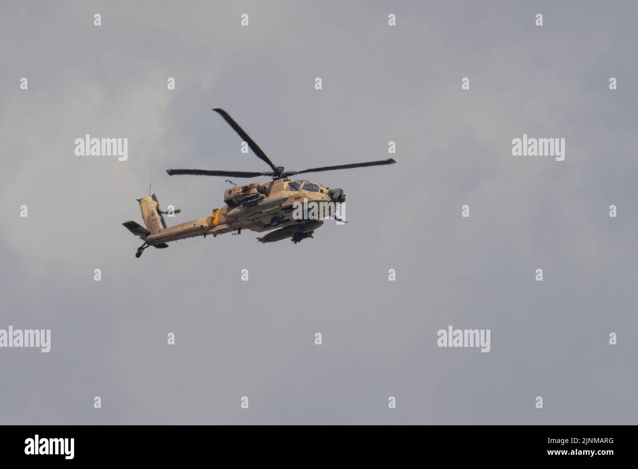 Jerusalén, Israel - 5th de mayo de 2022: Un helicóptero Apache Boeing AH-64 de la fuerza aérea israelí, volando en un cielo nublado. Foto de stock