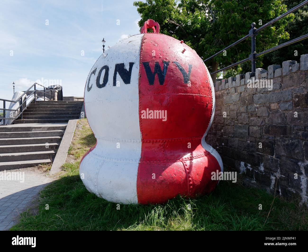 Conwy, Clwyd, Gales, agosto de 07 2022: Boya roja y blanca con el nombre de Conwy. Foto de stock