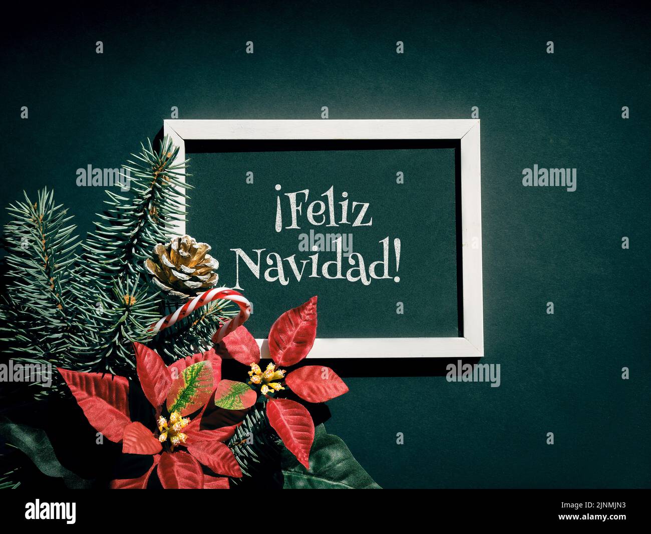 Feliz Navidad es Feliz Navidad en español. Navidad de fondo festivo en rojo, negro y verde oscuro. Foto de stock