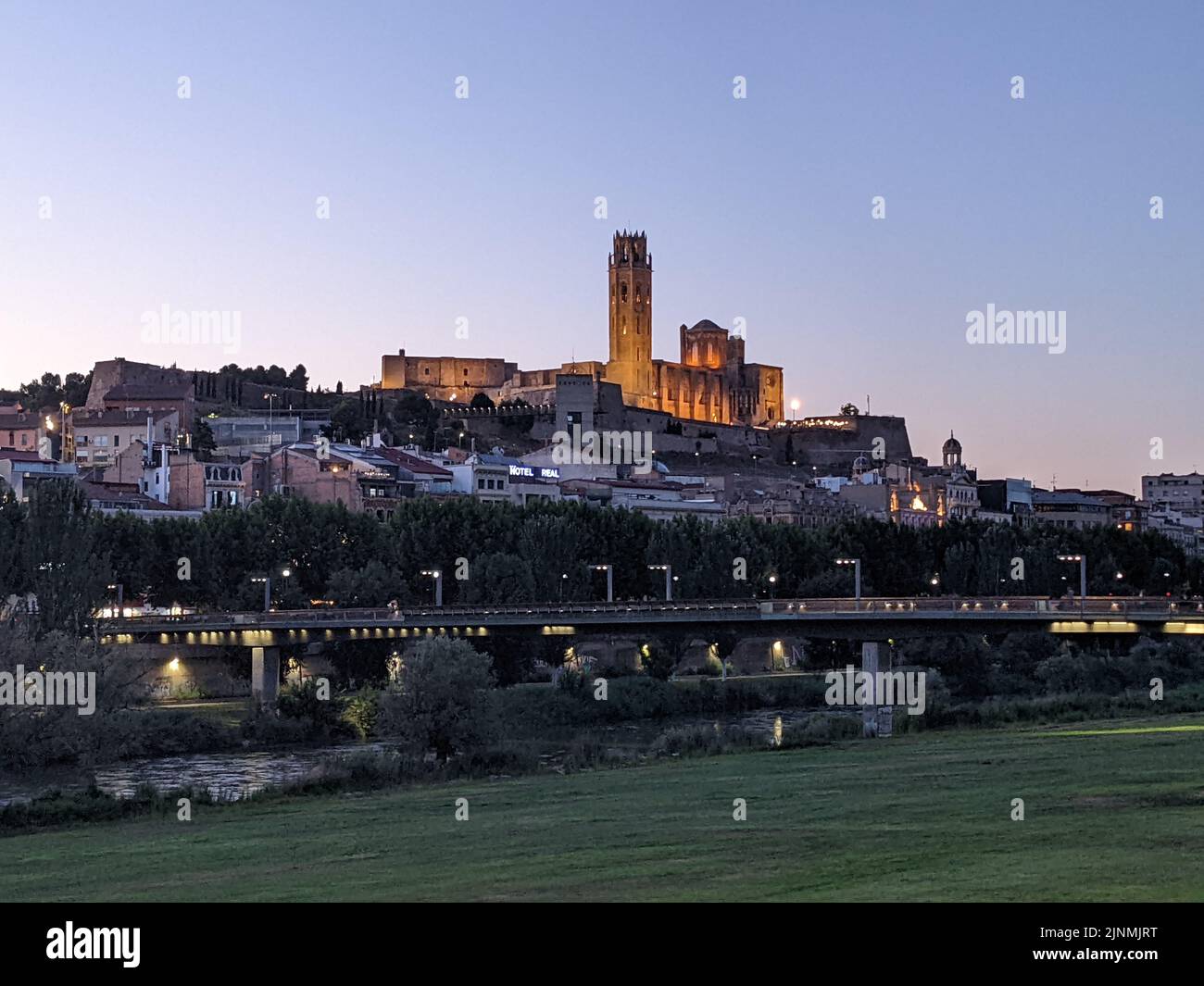 Lleida por la noche Foto de stock