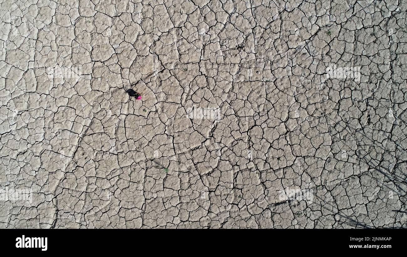 Vista aérea de la textura de la tierra seca en el sur de Europa. Calentamiento global y efecto invernadero. Foto de stock
