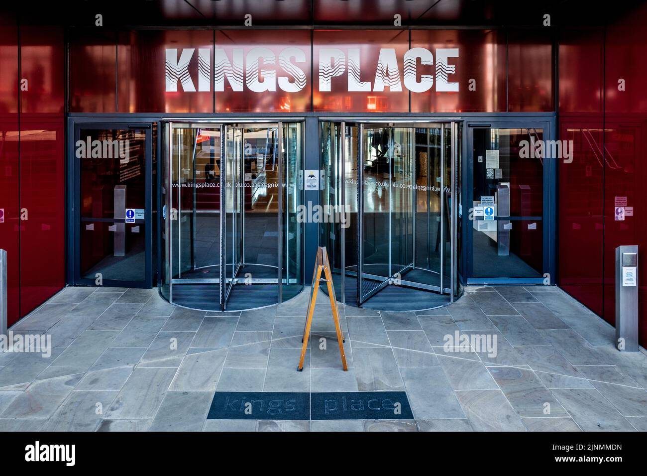 Entrada a Kings Place London - Kings Place contiene espacios para conciertos, galerías de arte y oficinas comerciales. Arquitecto Dixon Jones 2008. Foto de stock