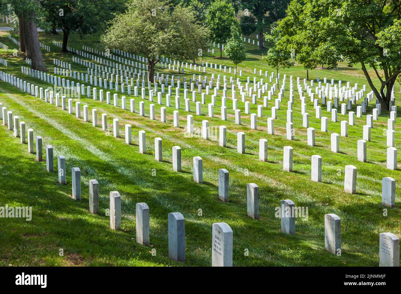 Arlington, Estados Unidos - 15 de julio de 2010: Lápidas en el Cementerio Nacional de Arlington en Washington DC, Estados Unidos. Las lápidas marcan las tumbas de los soldados que murieron en cada concón Foto de stock