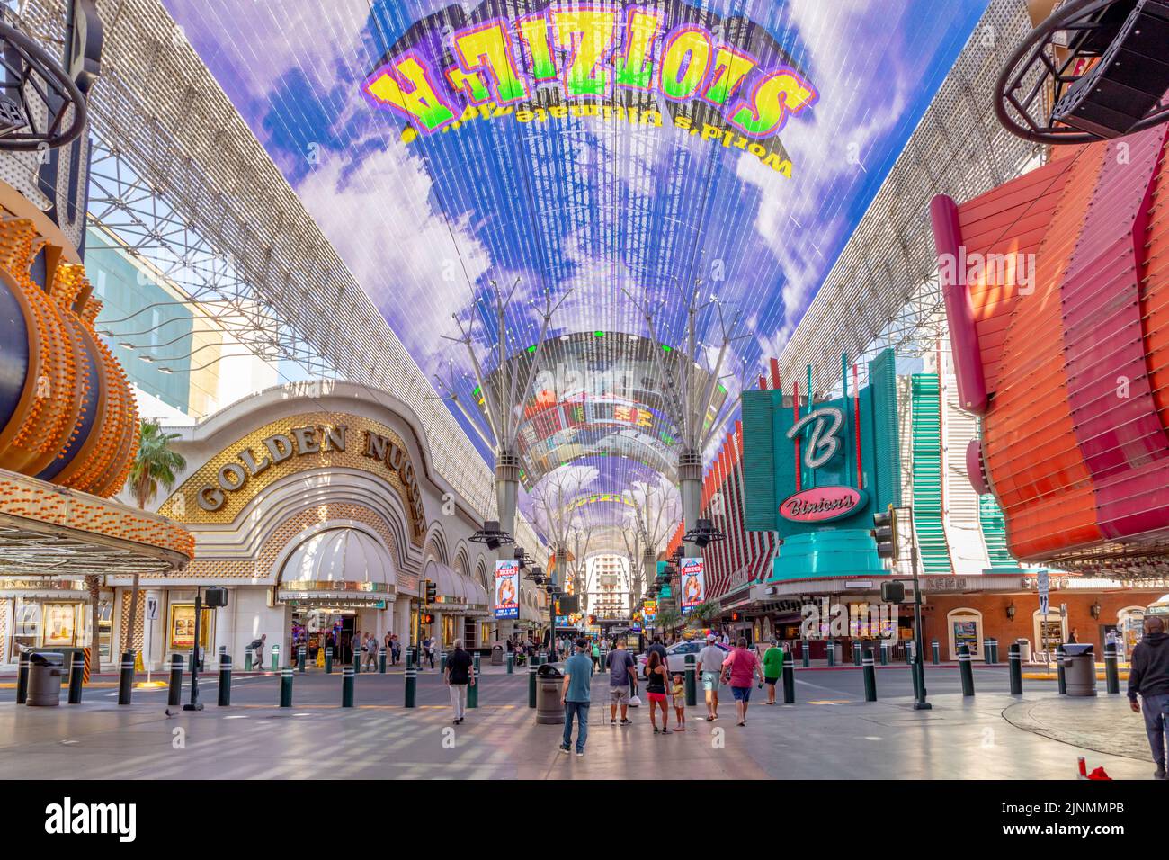 Las Vegas, EE.UU. - 24 de mayo de 2022: El ajetreo y el bullicio de las multitudes durante el día en la famosa Fremont Street en el corazón del centro de Las Vegas con sus Cas Foto de stock