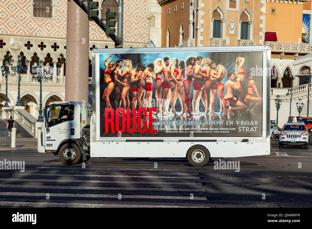 Las Vegas, EE.UU. - 24 de mayo de 2022: Vista a la camioneta con la publicidad para un espectáculo sexy en el Hotel The Venetian en el Strip durante el día. Foto de stock